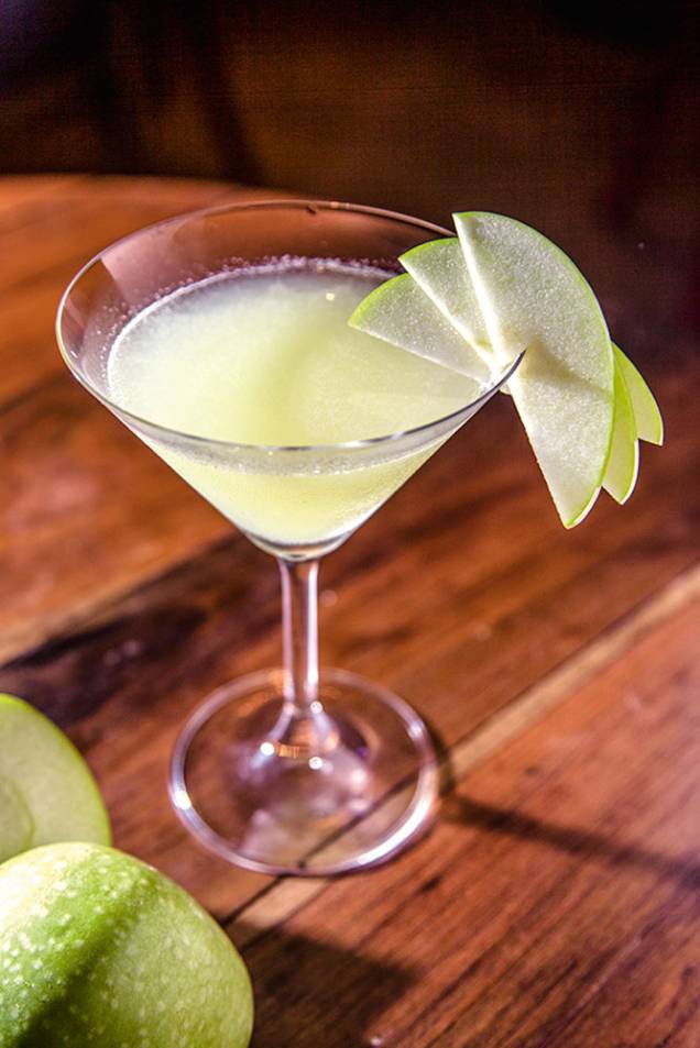 Ambiente animado para provar drinques como o ginger appletini Ambiente animado para provar drinques como o ginger appletini