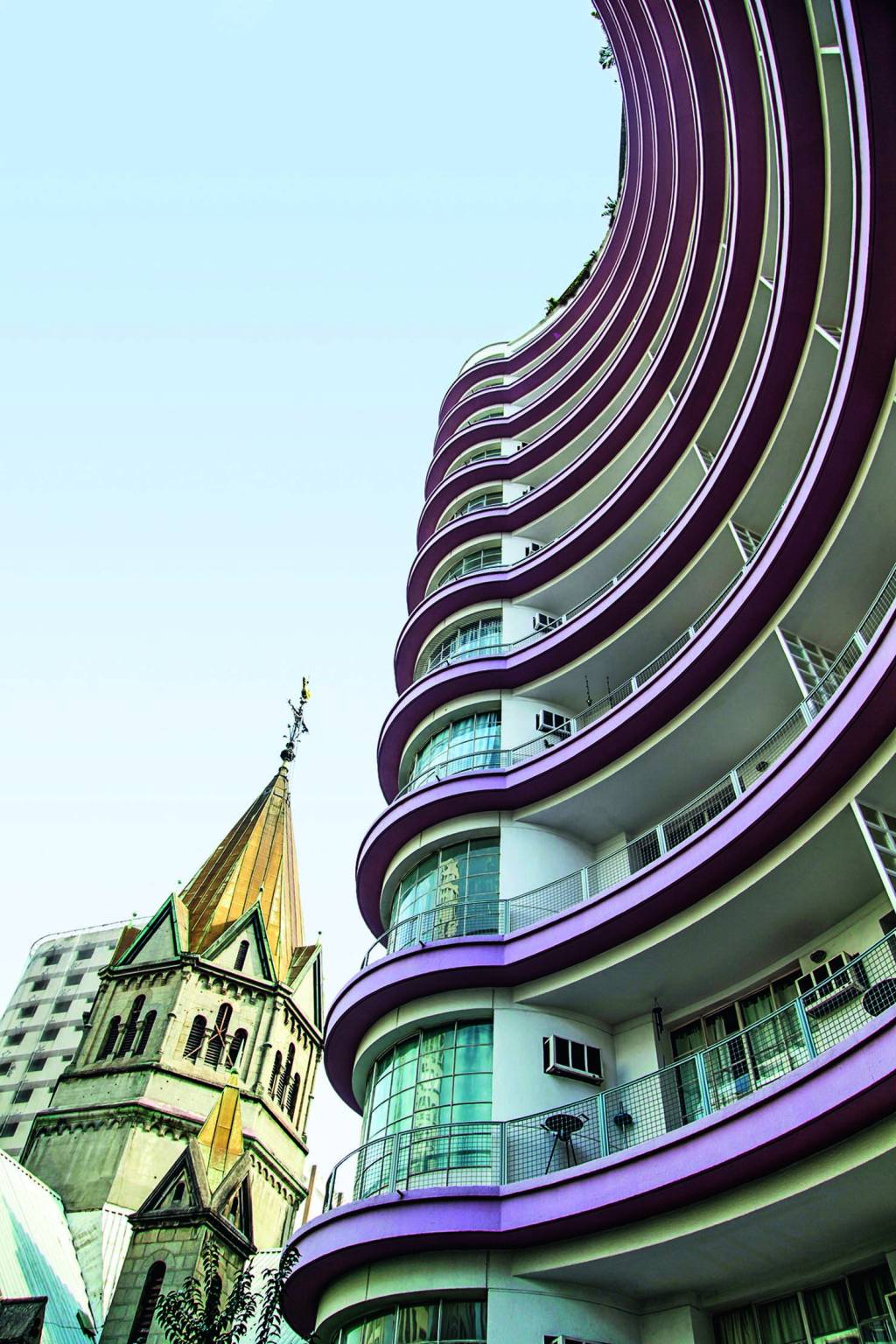 Reformado, imóvel em imponente edifício do centro está à venda