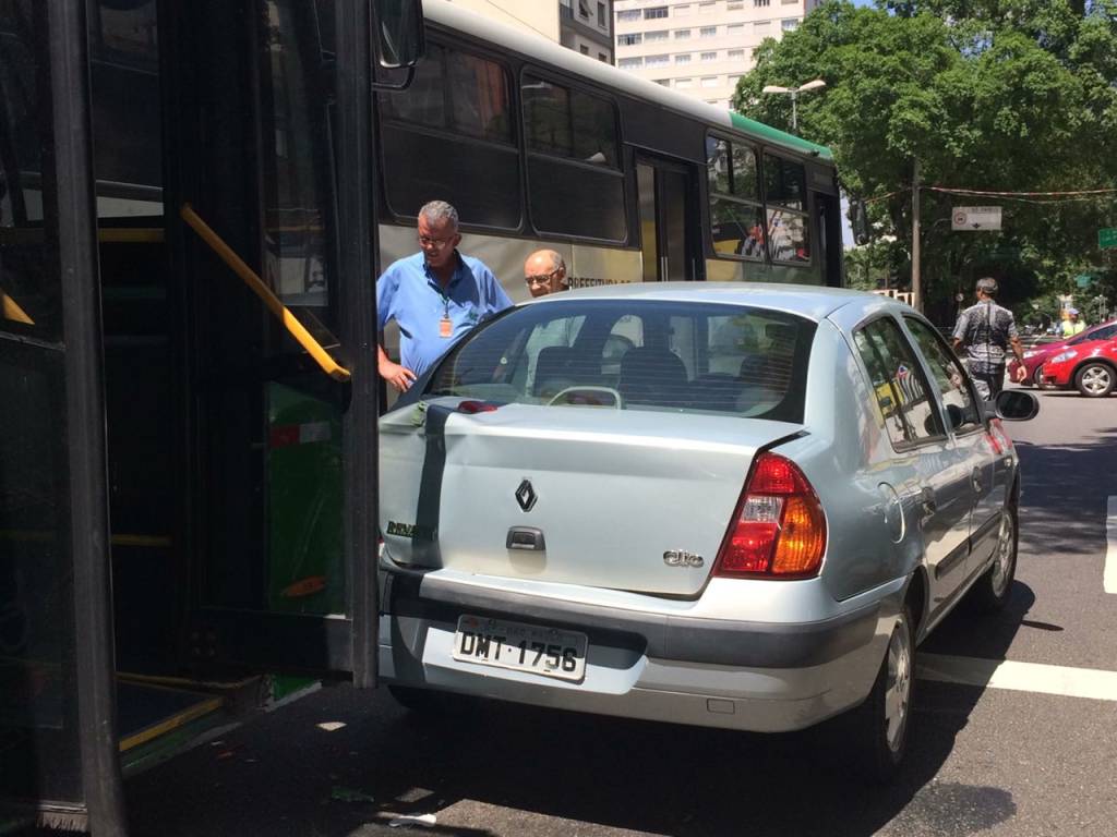 Colisão entre carro e ônibus deixa um ferido na Rebouças