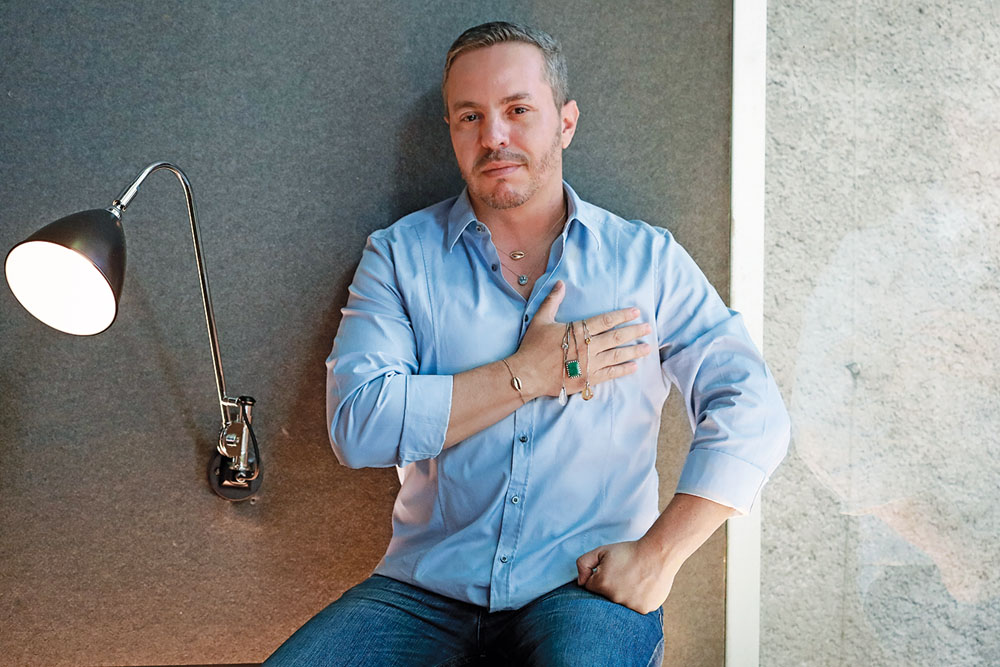 Babalorixá de Naomi Campbell, Tuca Franchini lança linha de joias