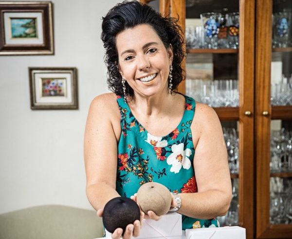 Advogada entrega próteses para mulheres vítimas de câncer