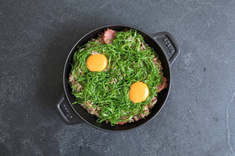 Arroz de domingo do Lilu. Prato criado por Mifano e Alex Atala: arroz feito com rabada, linguiça, couve e dois ovos que cozinham no calor da própria panela. Harmoniza com Singlenton Glen Ord 12 anos Arroz de domingo do Lilu. Prato criado por Mifano e Alex Atala: arroz feito com rabada, linguiça, couve e dois ovos que cozinham no calor da própria panela. Harmoniza com Singlenton Glen Ord 12 anos