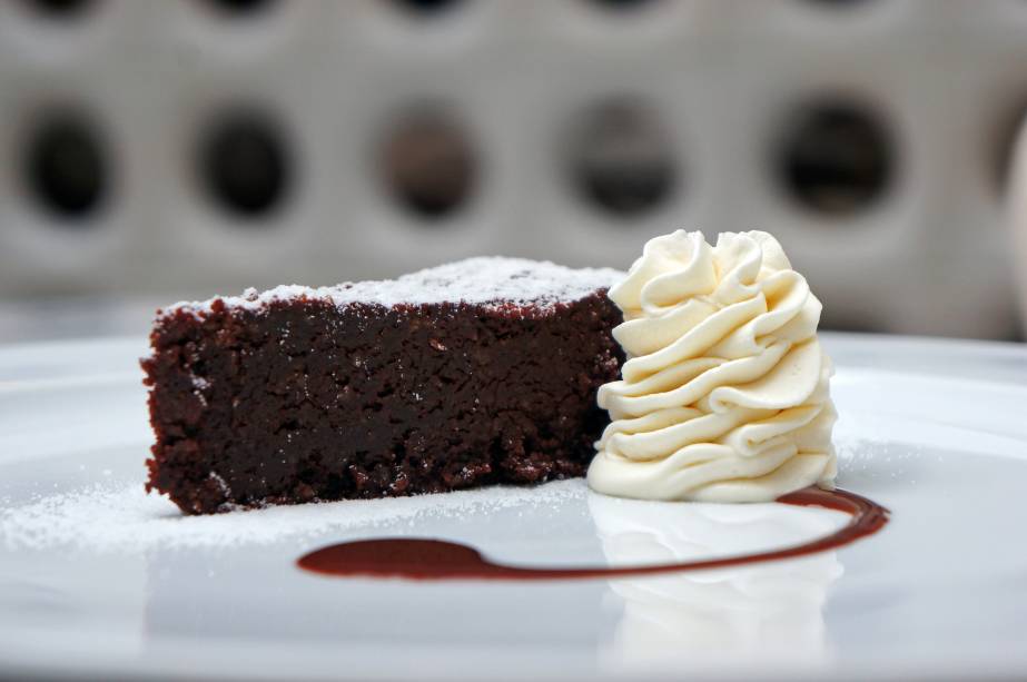 Torta Caprese Fior di Latte do Attimo. Chocolate Belga 70% e farinha de am&ecirc;ndoas com creme batido. Harmoniza com Singlenton Glen Ord 12 anos