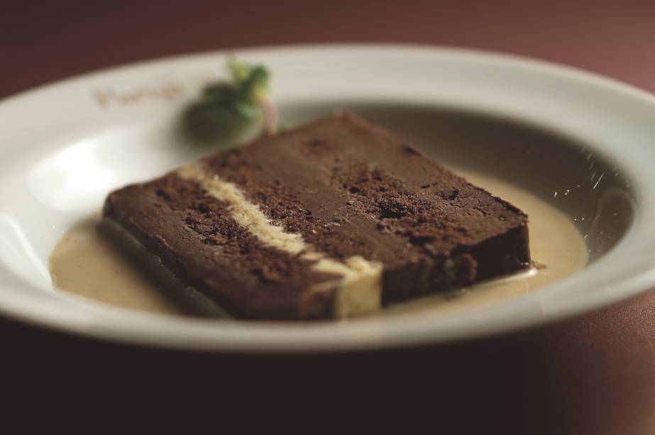Baccarat do Parigi &ndash; Hotel Fasano. Torta mousse de chocolate amargo, crocante de avel&atilde;s e calda de caf&eacute;. Harmoniza com Singlenton Glen Ord 12 anos