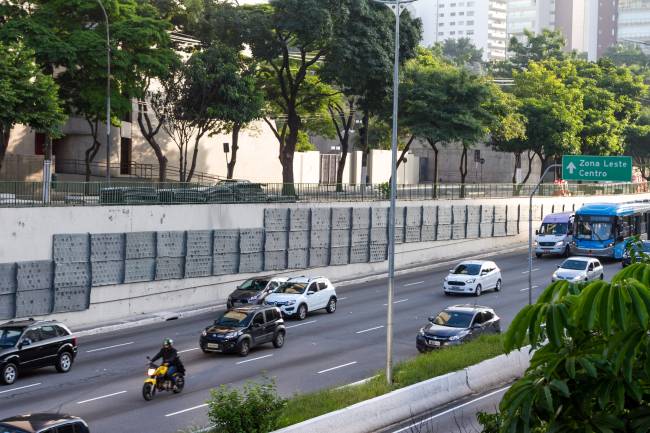 Jardim vertical substitui grafite da Avenida 23 de Maio em SP