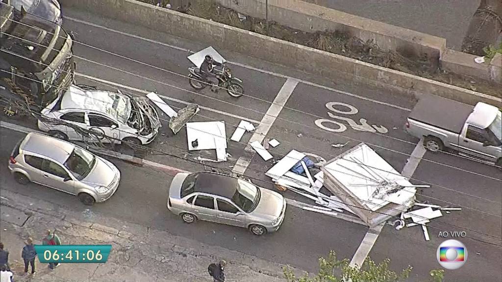 Acidente com caminhão deixa dois feridos na Zona Sul