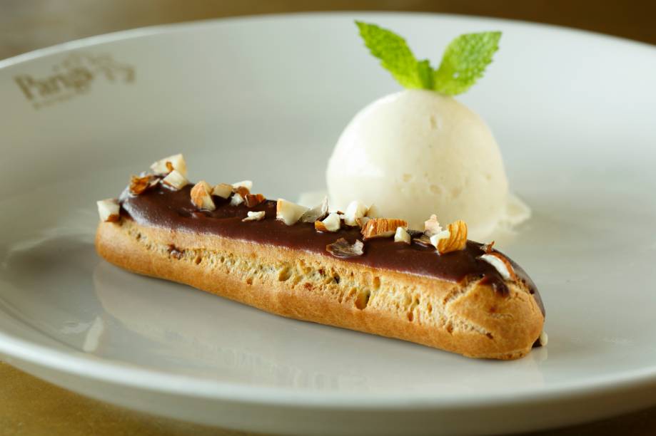 Eclair de chocolate do Bistr&ocirc; Parigi. Com sorvete de creme. Harmoniza com Singlenton Glen Ord 12 anos