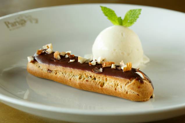 Eclair de chocolate do Bistrô Parigi. Com sorvete de creme. Harmoniza com Singlenton Glen Ord 12 anos Eclair de chocolate do Bistrô Parigi. Com sorvete de creme. Harmoniza com Singlenton Glen Ord 12 anos