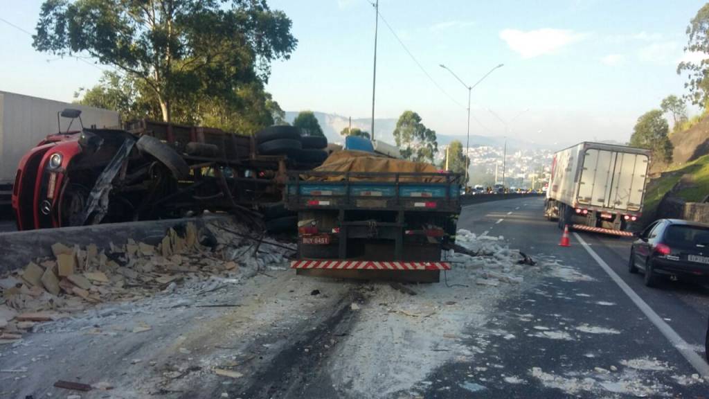 Duas pessoas morrem em acidente grave na Fernão Dias
