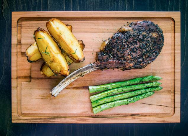 Fleming's: tomahawk de black angus Fleming's: tomahawk de black angus