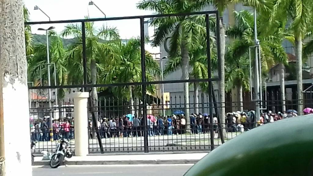 Fila para emprego no Outback reúne centenas em Santos