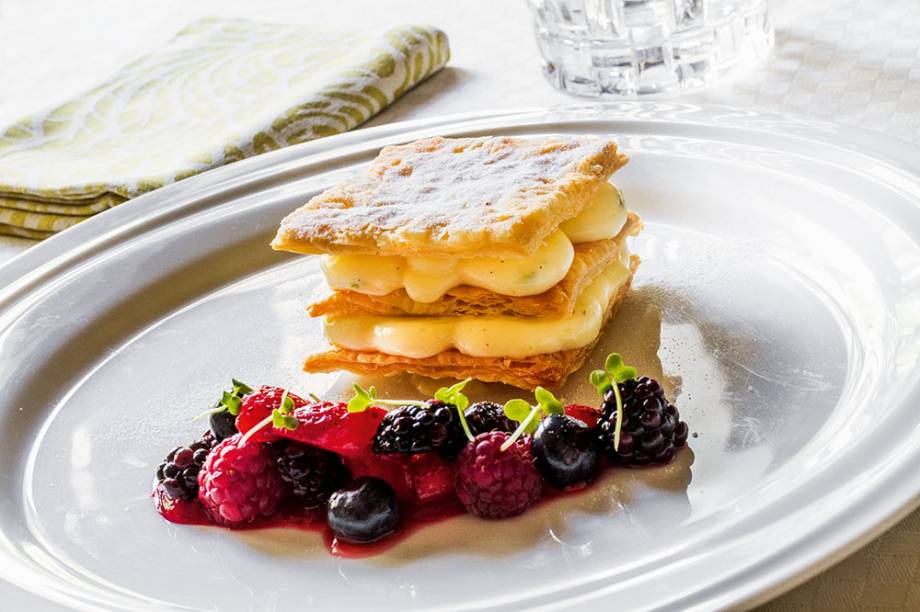 Ristorantino: com creme de lim&atilde;o e frutas vermelhas