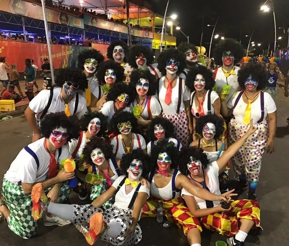 Fantasiada, Ivete Sangalo curte a ‘pipoca’ em Salvador