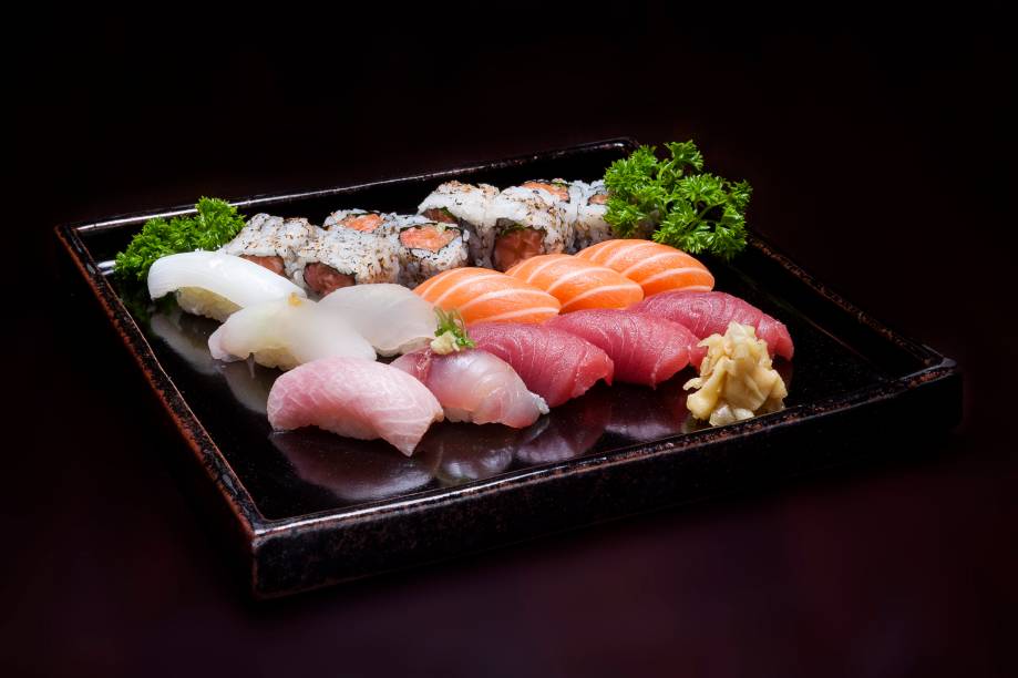 Bent&ocirc; box (R$ 35,00), do Junji: em vers&atilde;o menor, com seis sushis prensados e quatro uramakis