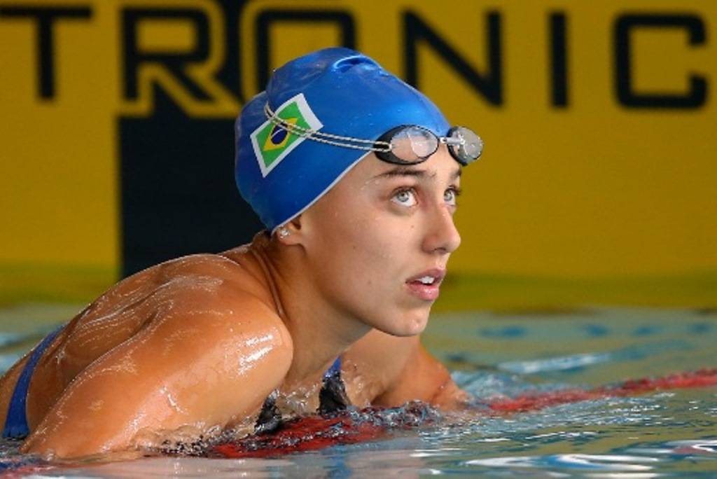 Nadadora medalhista atingida por árvore deixa hospital