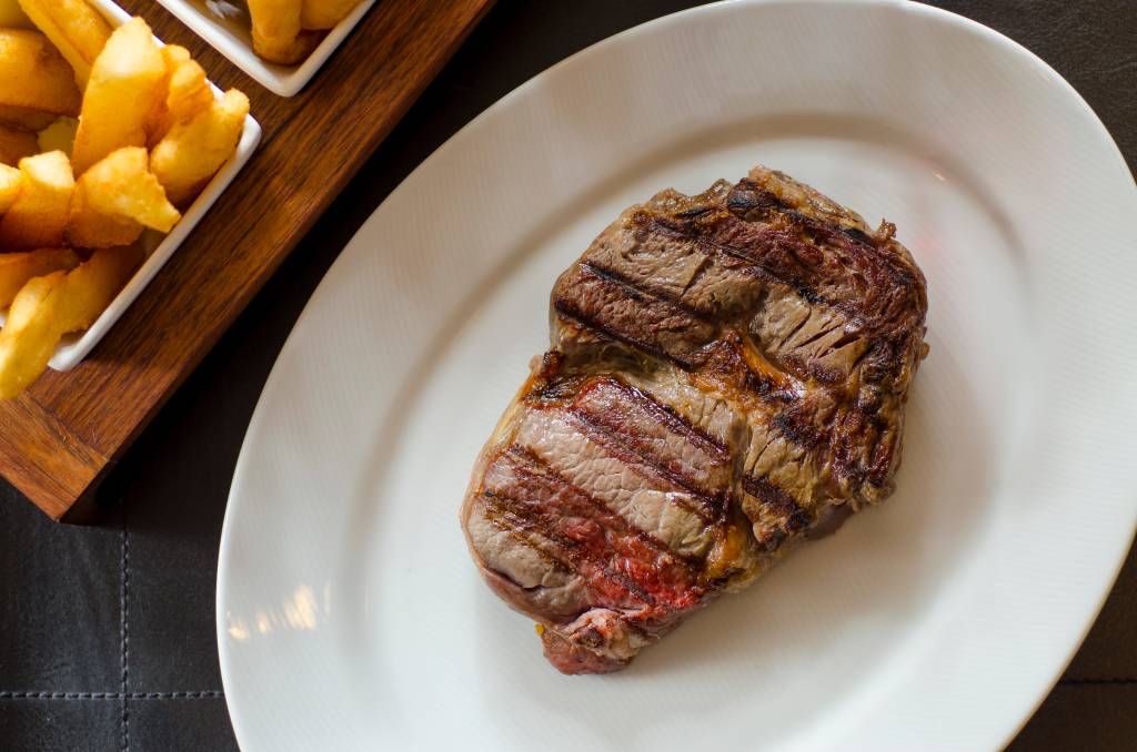 Steak NB (R$ 35,00), da casa hom&ocirc;nima: primeiro corte extra&iacute;do do dianteiro bovino, acompanha palmito pupunha ou farofa