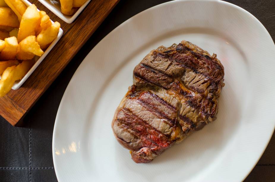 Steak NB (R$ 35,00), da casa hom&ocirc;nima: primeiro corte extra&iacute;do do dianteiro bovino, acompanha palmito pupunha ou farofa