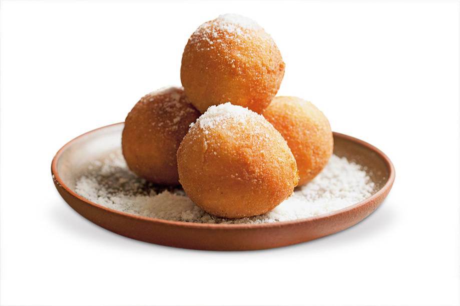 Arancini do Nino Cucina: bolinho feito com arroz arb&oacute;reo e tomate recheado com mussarela