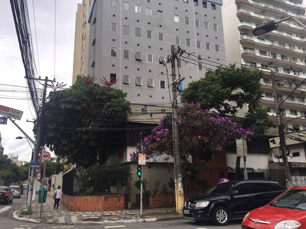 Grupo sem-teto ocupa prédio de rede hospitalar no Itaim Bibi