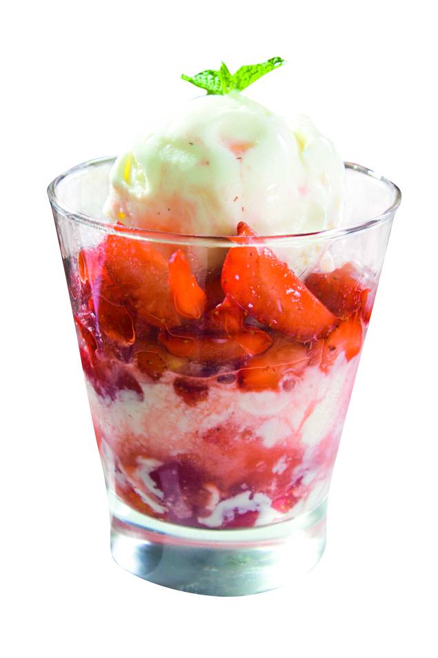Pina: sorvete de iogurte, com caldas de morango e imão-siciliano Pina: sorvete de iogurte, com caldas de morango e imão-siciliano