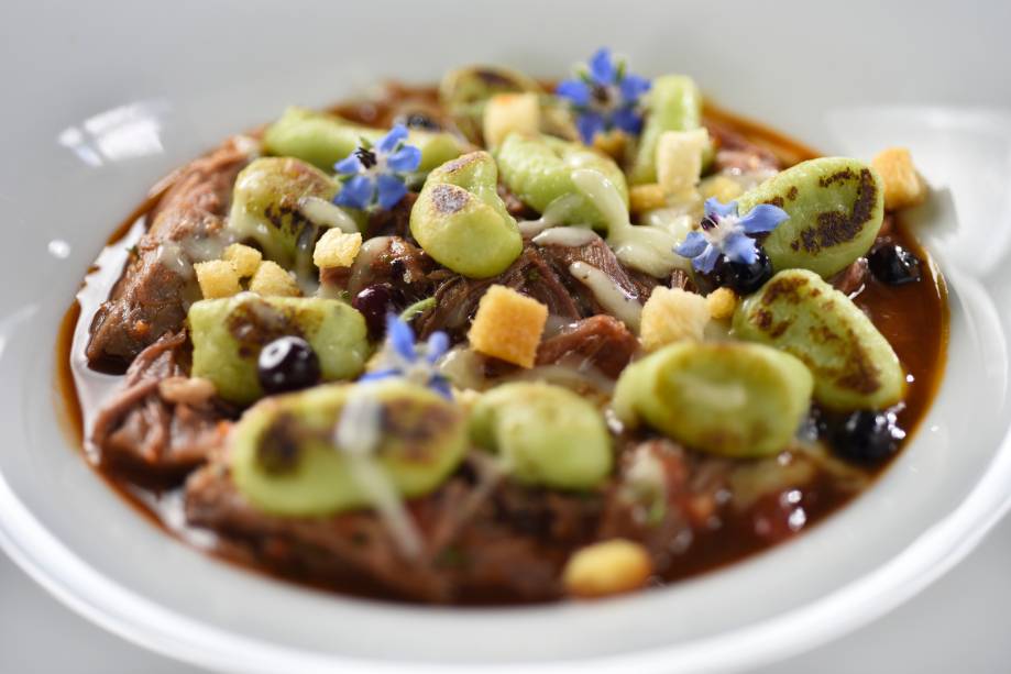 Ragu de Javali do Skye. Com gnocchi de ervilha, linguiça , croutons, parmesão e toque de blueberry. Harmoniza com Cardhu 12yo. Ragu de Javali do Skye. Com gnocchi de ervilha, linguiça , croutons, parmesão e toque de blueberry. Harmoniza com Cardhu 12yo.