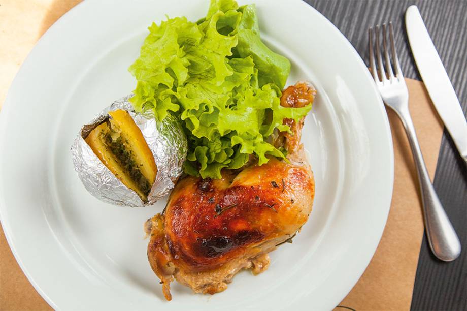 Duo de coxa e sobrecoxa assado com limão-siciliano e pele crocante dourada, batata assada e salada Duo de coxa e sobrecoxa assado com limão-siciliano e pele crocante dourada, batata assada e salada