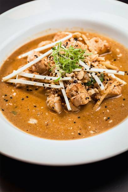 Frango thai acompanhado de arroz de jasmim Frango thai acompanhado de arroz de jasmim