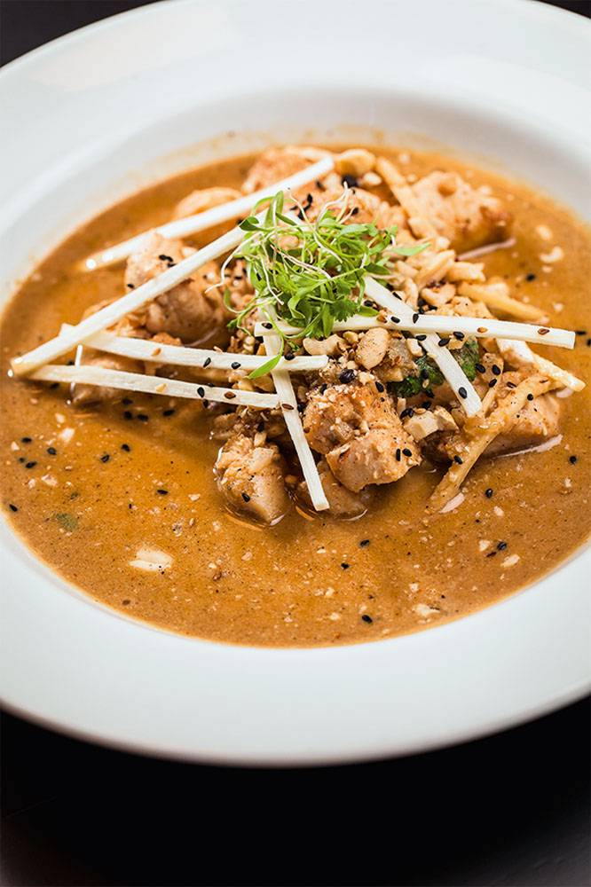 Frango thai acompanhado de arroz de jasmim