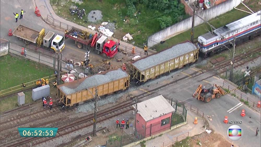 Trem descarrila e afeta circulação da Linha 8-Diamante