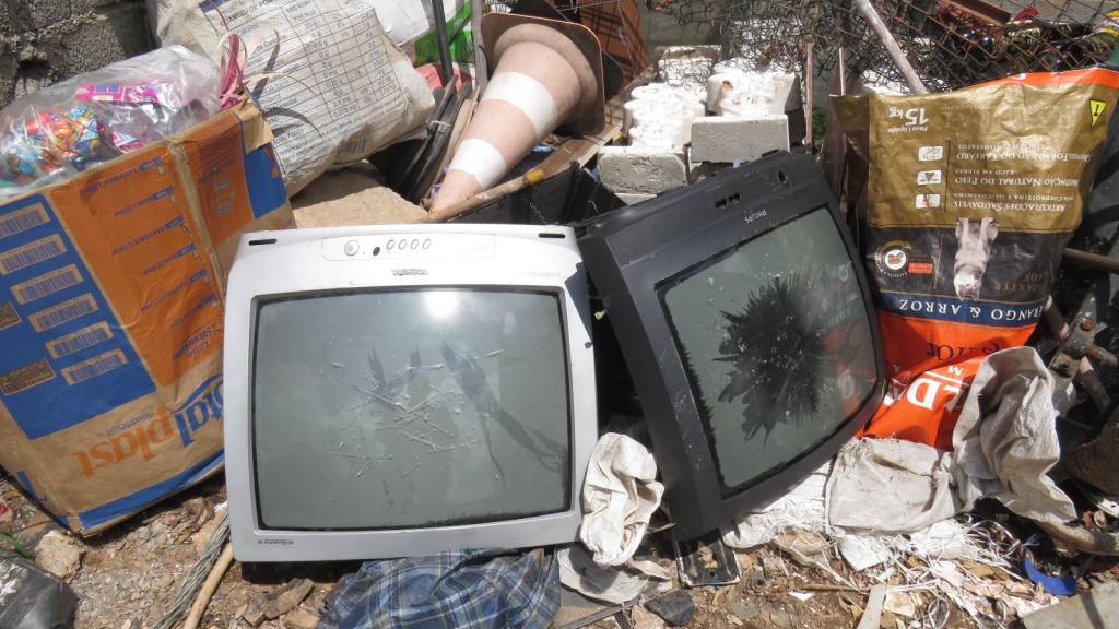 Televisões de tubo são descartadas em vias de São Paulo