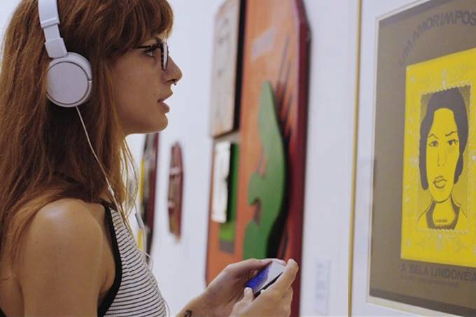 Inteligência artificial conversa com o público sobre arte em SP