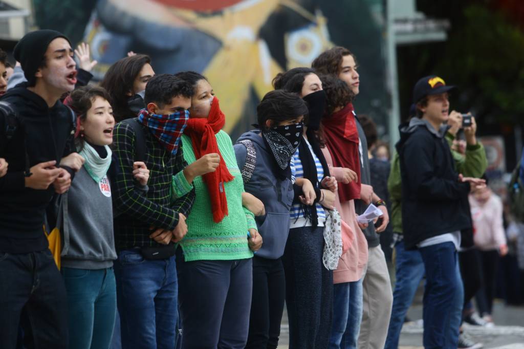 Tropa de Choque lança bombas de gás contra estudantes