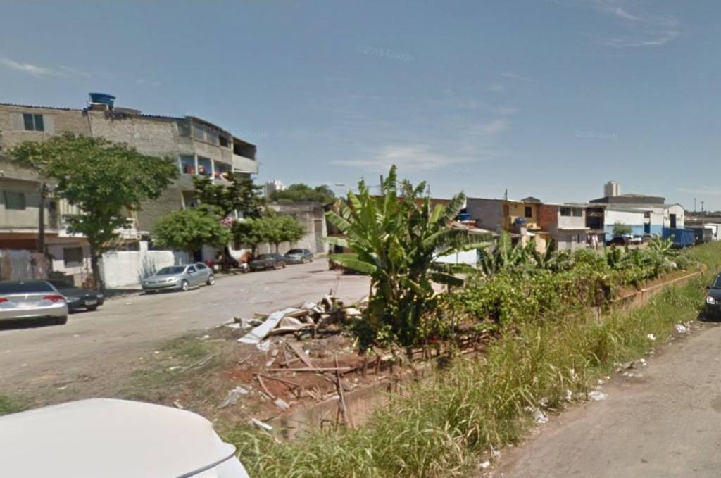 Homem cai em córrego na Zona Norte