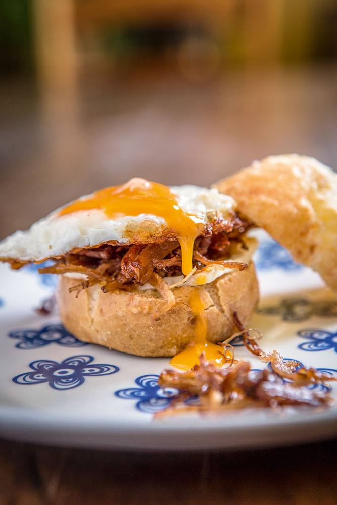 O pão de queijo recheado de requeijão de corte, pernil, chutney e ovo O pão de queijo recheado de requeijão de corte, pernil, chutney e ovo