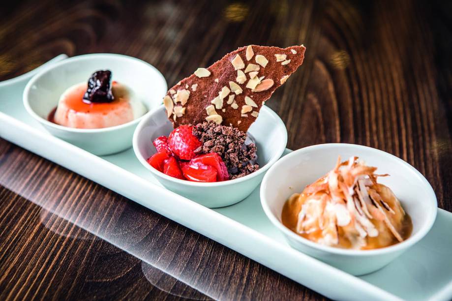 Trio de sobremesas de coco, morango e chocolate criadas por Arnor Porto