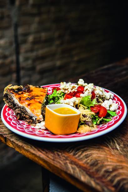 Torta de cogumelos com salada, da cafeteria Torta no Quintal
