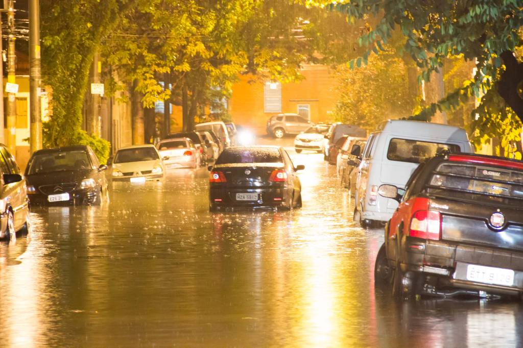 Chuva provoca transbordamento do Tietê e inundações na cidade