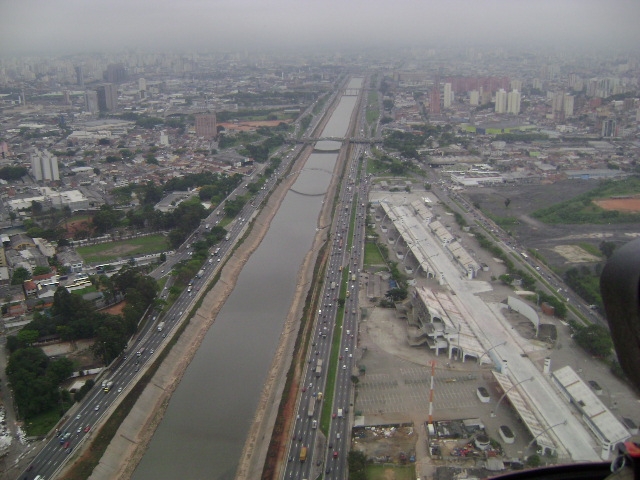 Engavetamento de quatro veículos provoca interdição na Marginal Tietê