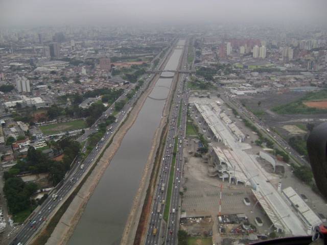 Engavetamento de quatro veículos provoca interdição na Marginal Tietê