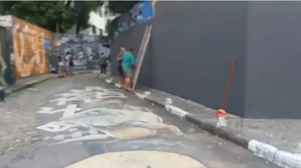 Muro do Beco do Batman amanhece pintado de cinza