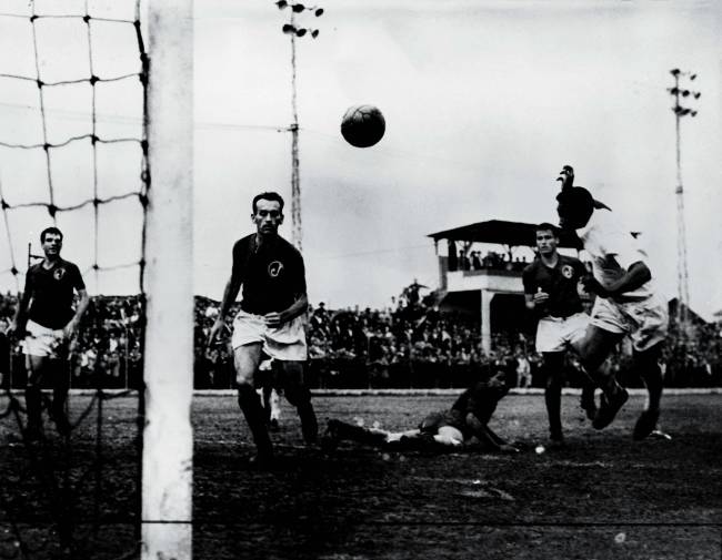 Pelé, do Santos, marcando um gol contra o Juventus, no estádio Conde Rodolfo Crespi, durante o Campeonato Paulista..jpg