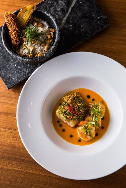 Robalo grelhado do menu de verão do restaurante Loup Robalo grelhado do menu de verão do restaurante Loup