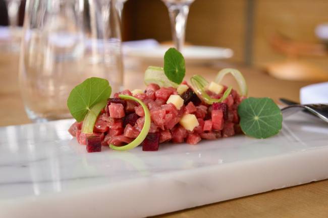 Tartare de wagyu com beterraba na brasa picles de salsa e pecorino