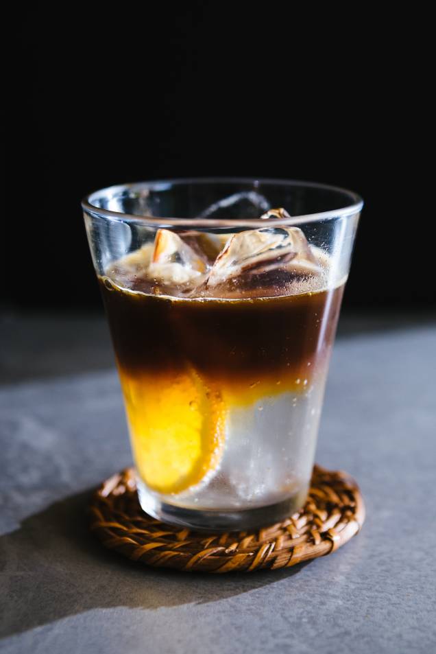 O gelado expresso tônica: agradável toque cítrico pela rodela de laranja O gelado expresso tônica: agradável toque cítrico pela rodela de laranja