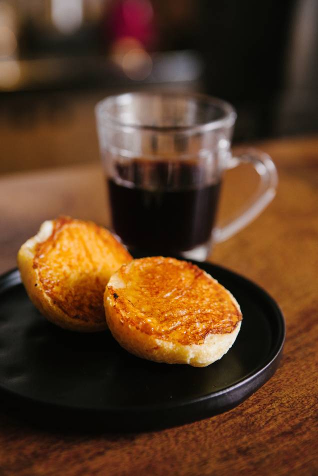 Pão de queijo: vai na chapa com requeijão Pão de queijo: vai na chapa com requeijão