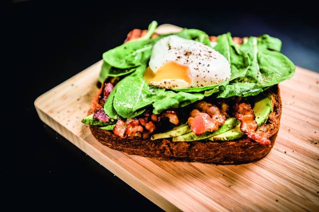 Torrada com abacate, bacon, rúcula e ovo Torrada com abacate, bacon, rúcula e ovo
