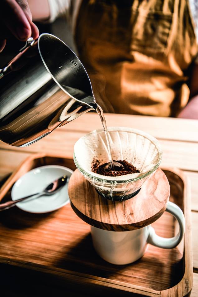 Café coado no Hario V60 Café coado no Hario V60