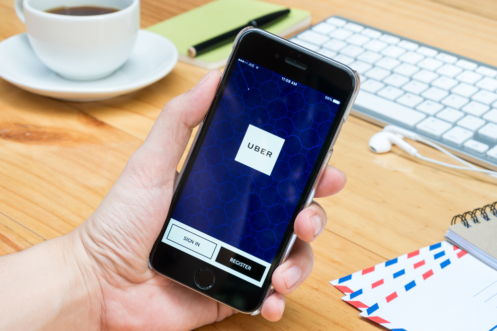 Celular com logotipo da Uber