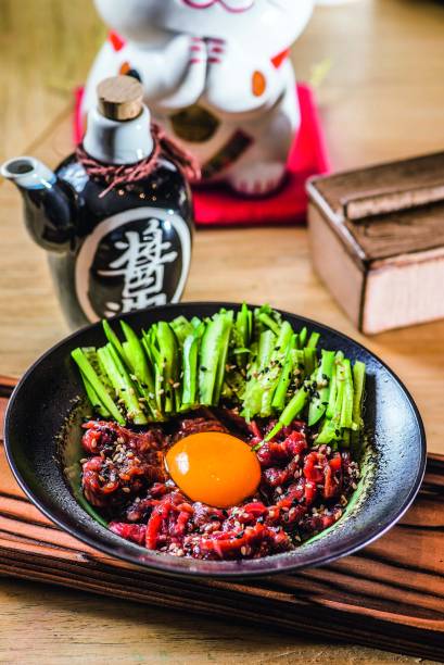 O yukke: feito de carne crua, gema de ovo, gergelim e pepino
