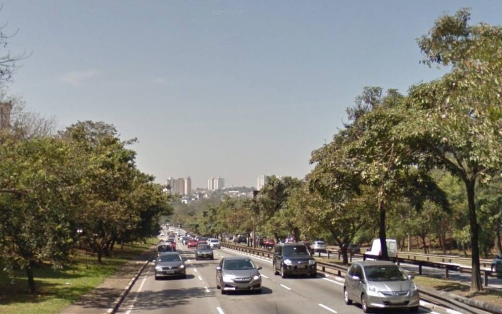 Motociclista morre após acidente com carro e caminhão na Zona Sul
